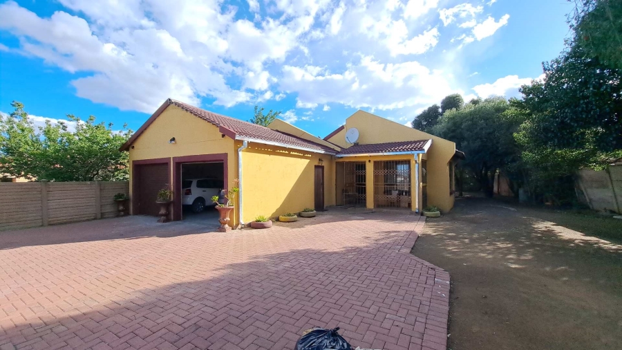 3 Bedroom Property for Sale in Lourierpark Free State